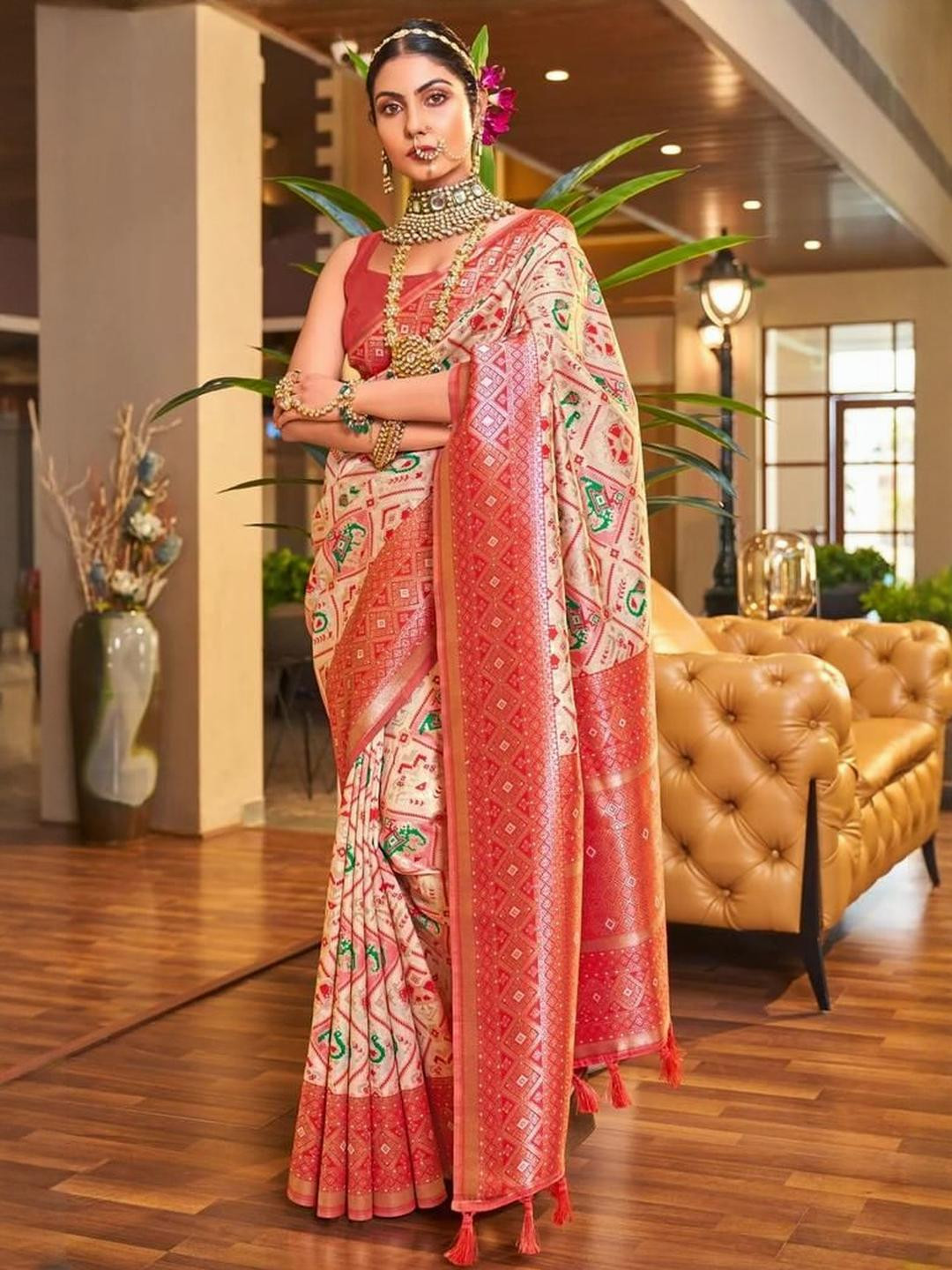 Parampara Ethnic Invaluable Banarasi Saree With Engrossing Blouse Piece