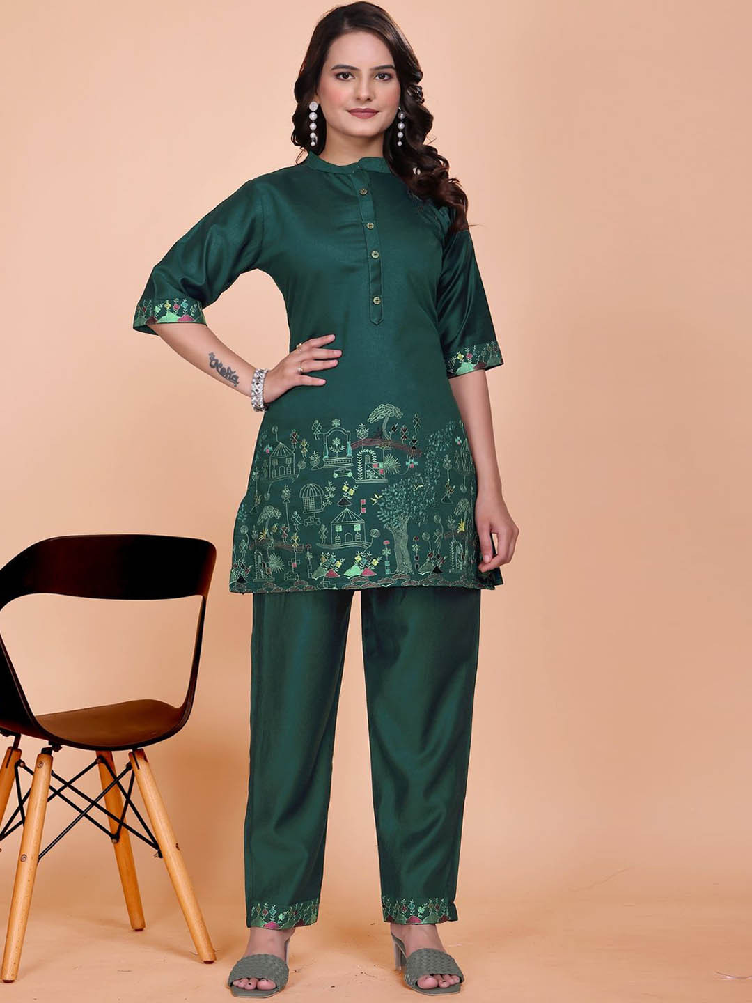 PARIVARTAN ENTERPRISE Ethnic Motifs Embroidered Thread Work Kurta With Trousers