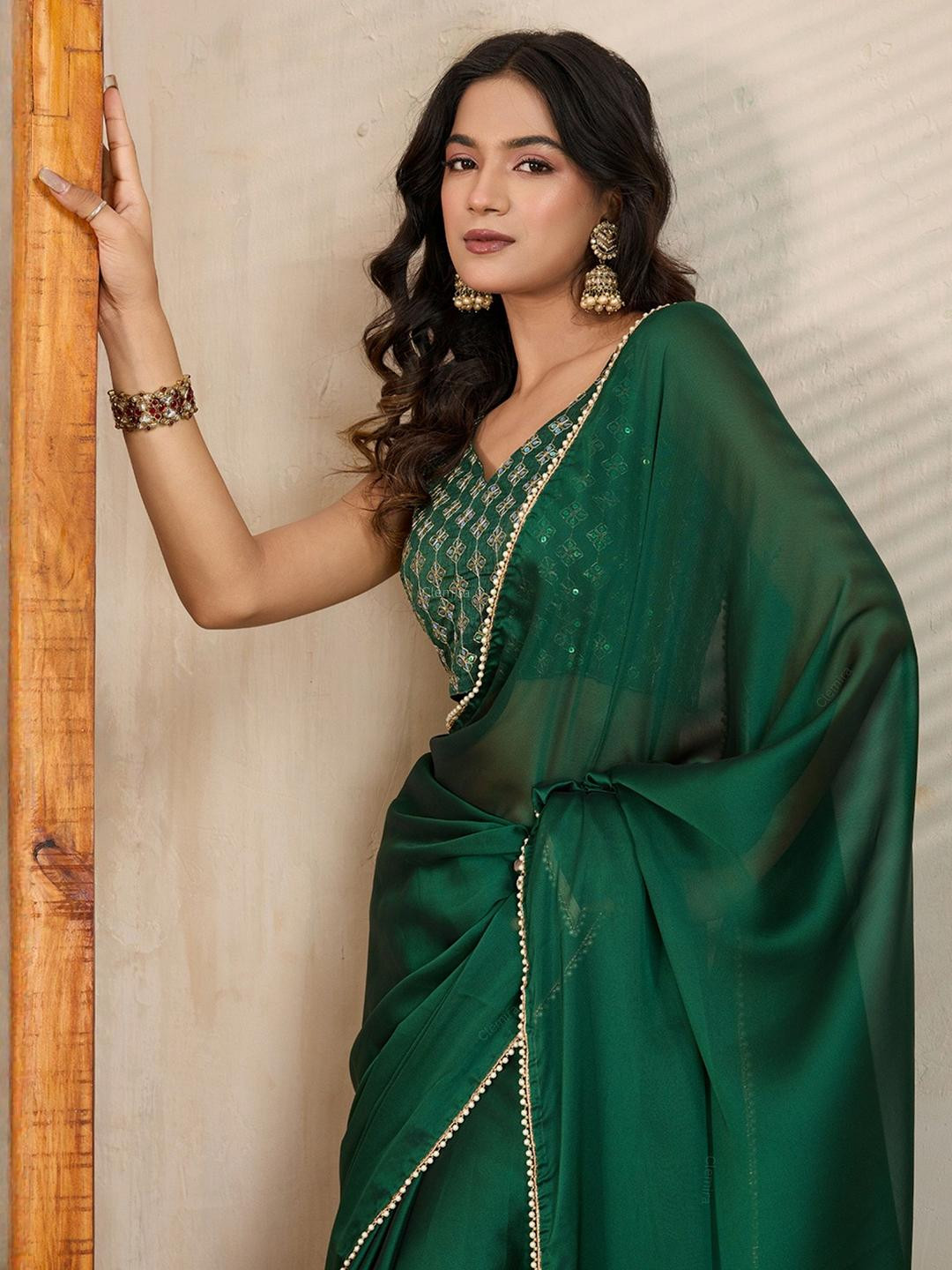 FashionsEye Lace Saree And Unstiched Blouse Piece