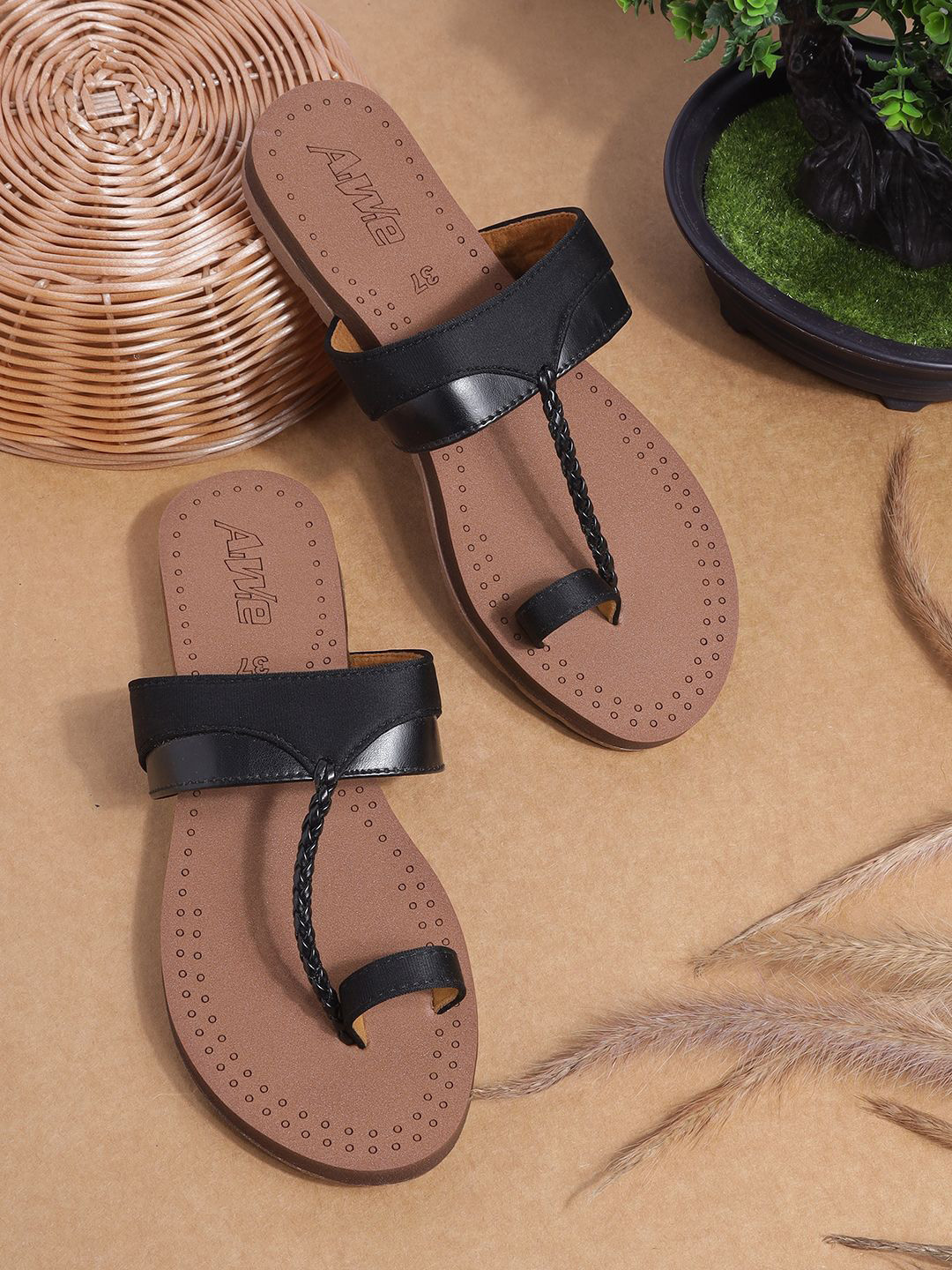AIWIE Women Printed Kolhapuri One Toe Flats