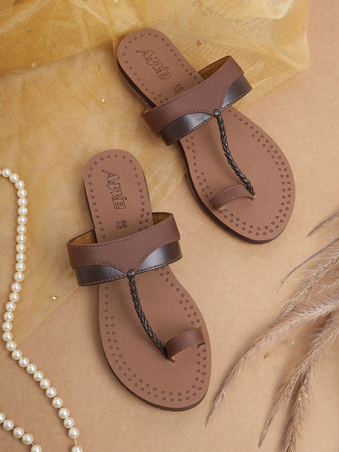 AIWIE Women Textured Ethnic Kolhapuri One Toe Flats
