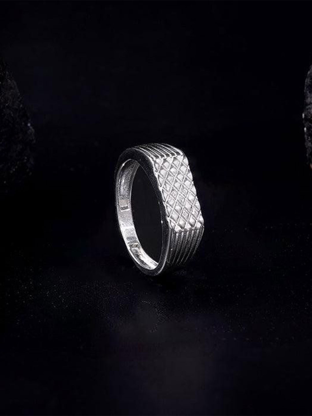 GIVA Men SilverTextured Wave Ring