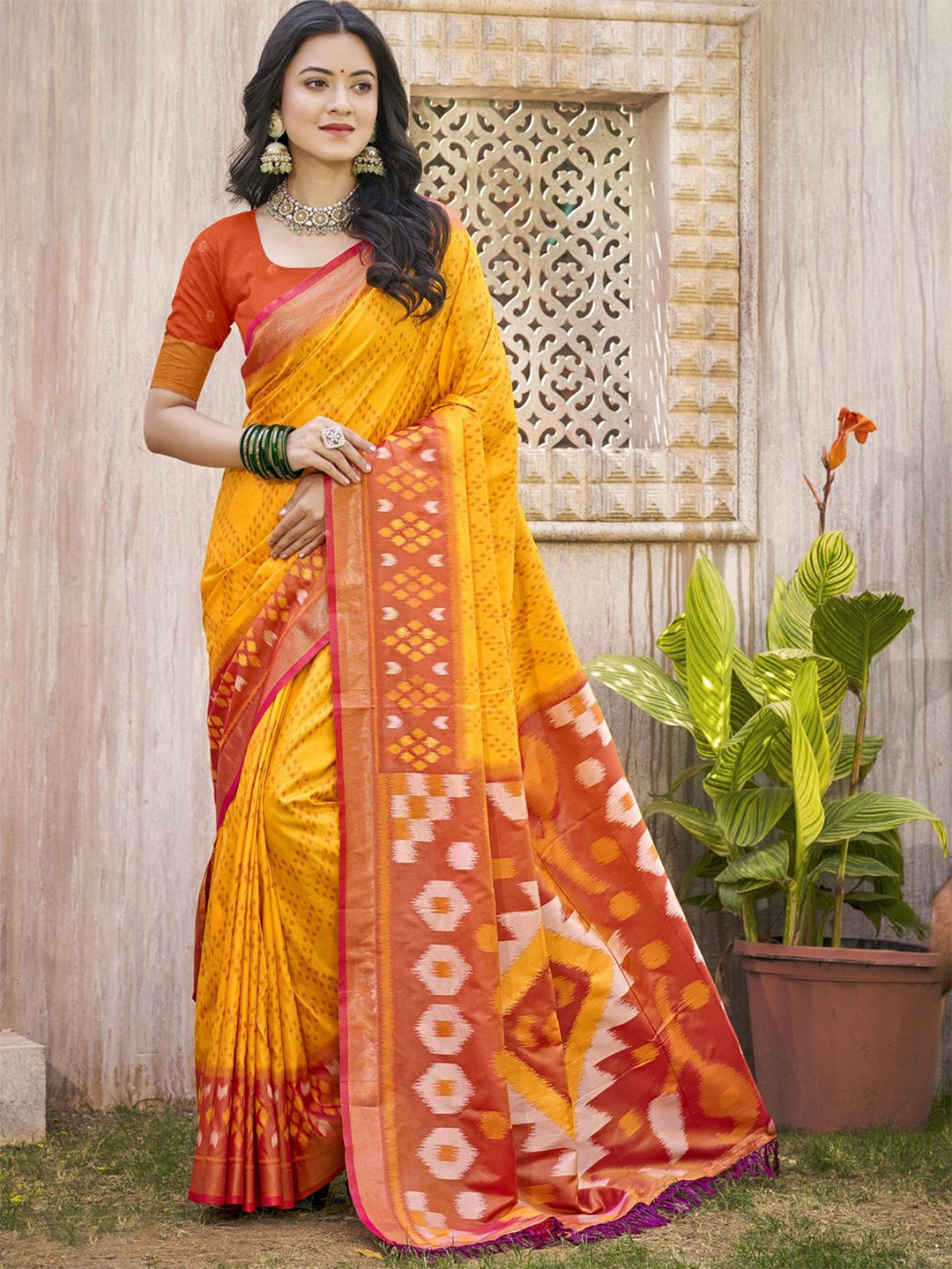 Mitera Women Ethnic Motifs Woven Design Zari Pochampally Sarees
