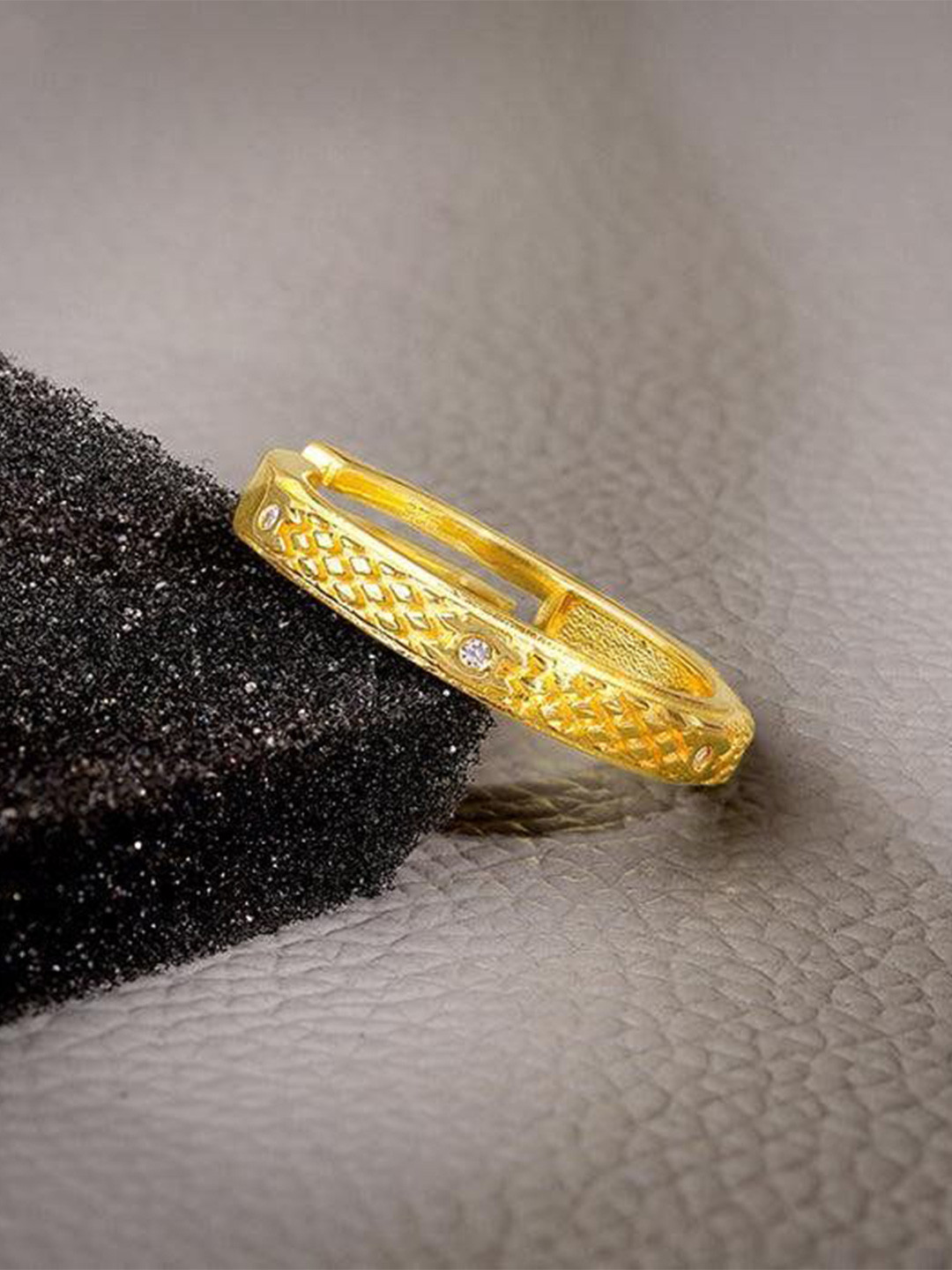 GIVA Men 925 Silver Gold-Plated Zircon Studded Elegant Pattern Ring Band