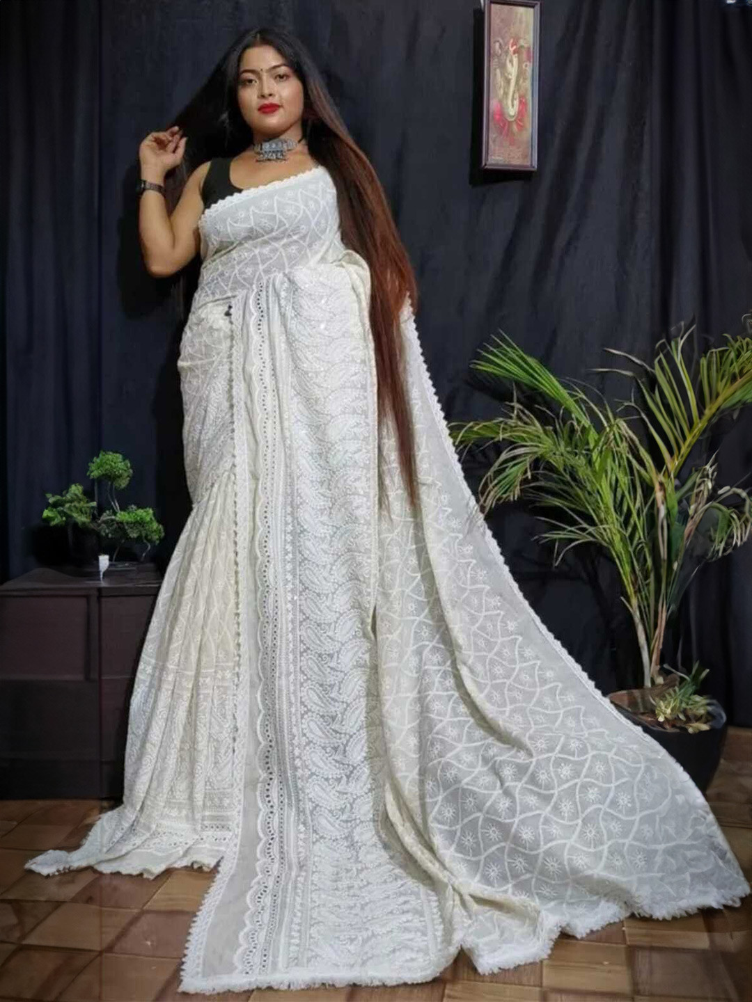 Saree star Paisley Embroidered Taant Sarees With Blouse