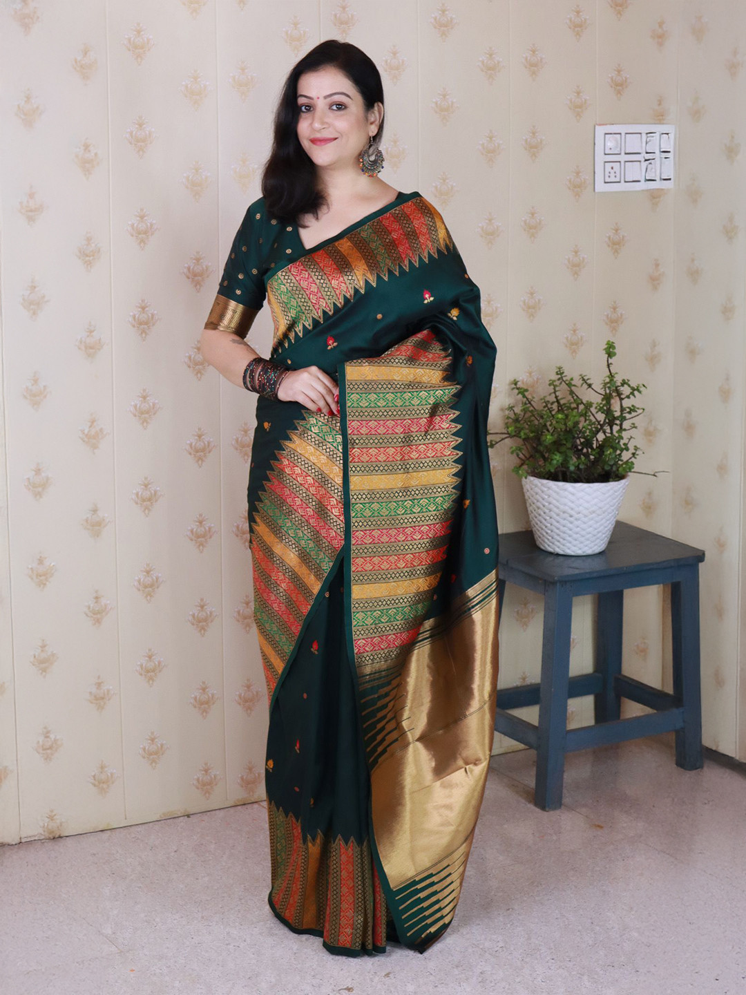 ELITE WEAVES Floral Zari Silk Banarasi Saree