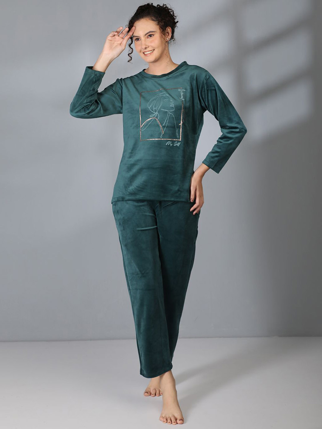 Duchess Graphic Printed Round Neck Velvet T-shirt With Pyjama