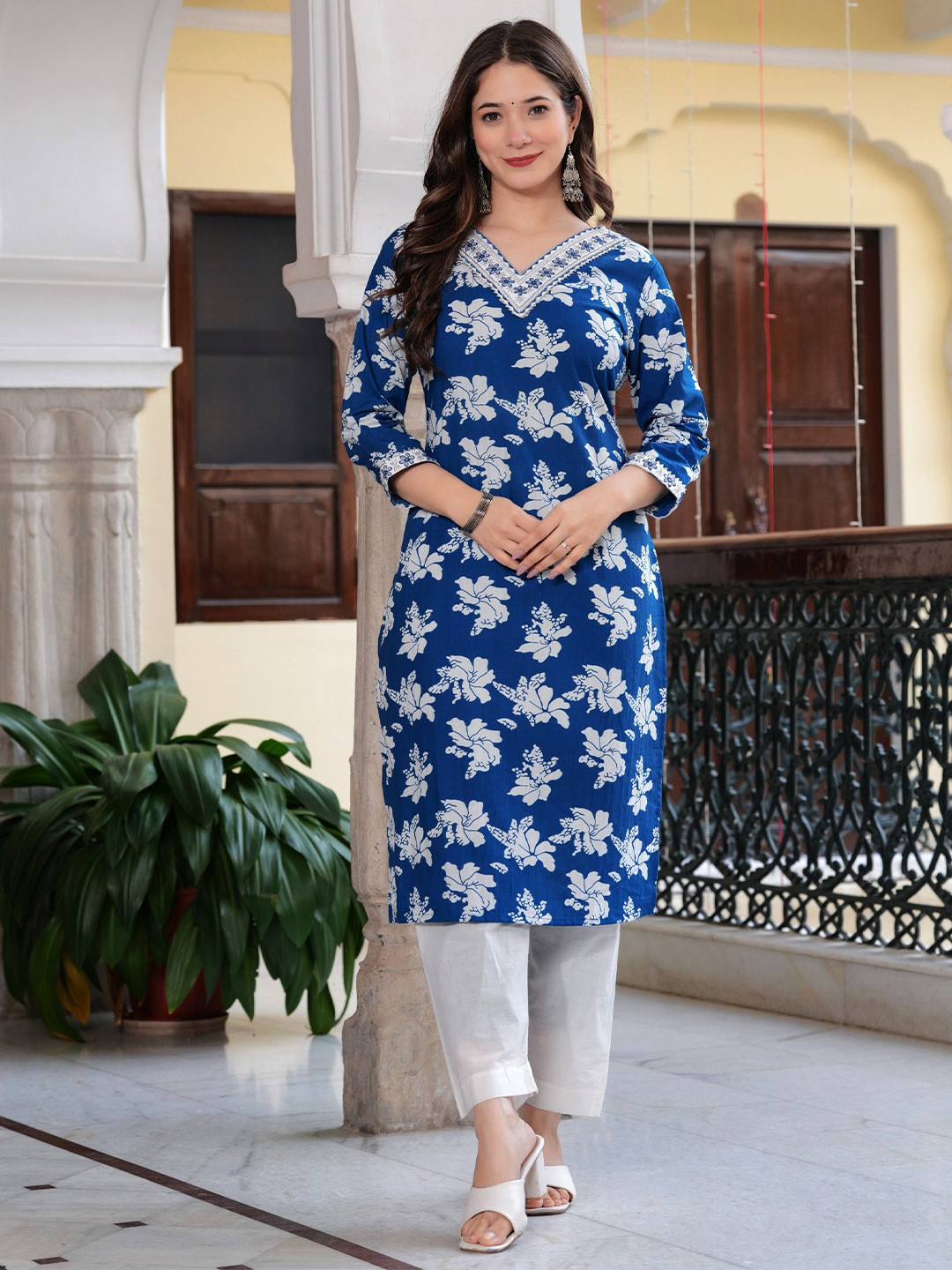 Koito Women Floral Embroidered Thread Work Kurta