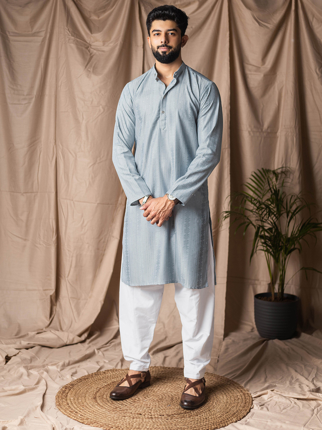 Rawayi Men Embellished Siquinned Straight Kurta