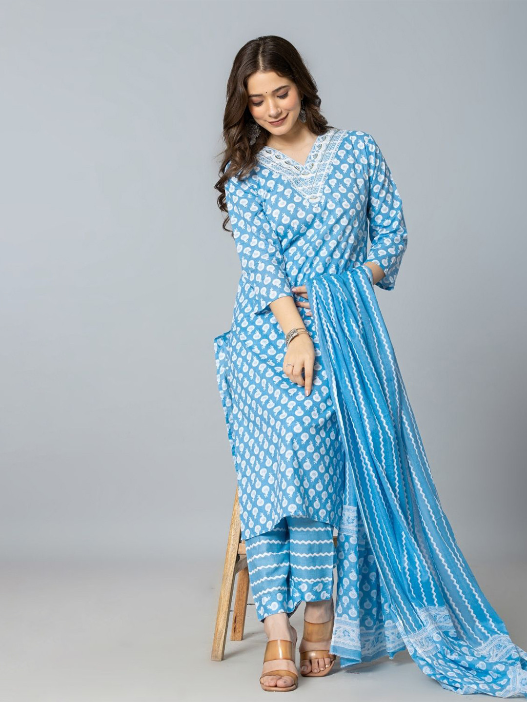 Amayra Women Blue Pure Cotton Kurta Sets