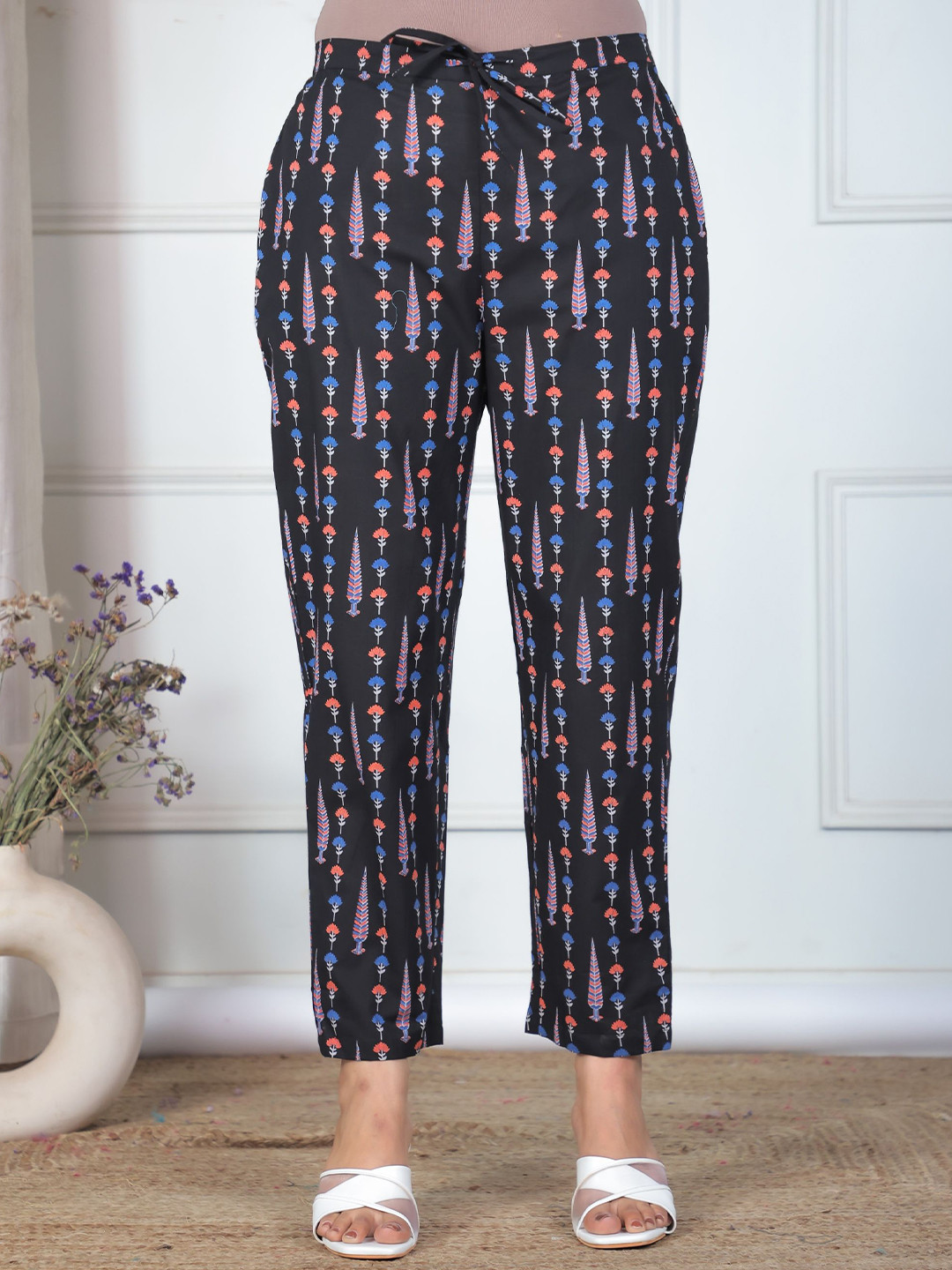 Aramya Women Butti Print Straight Fit Soft Cotton Mid-Rise Easy Wash Cotton Trouser