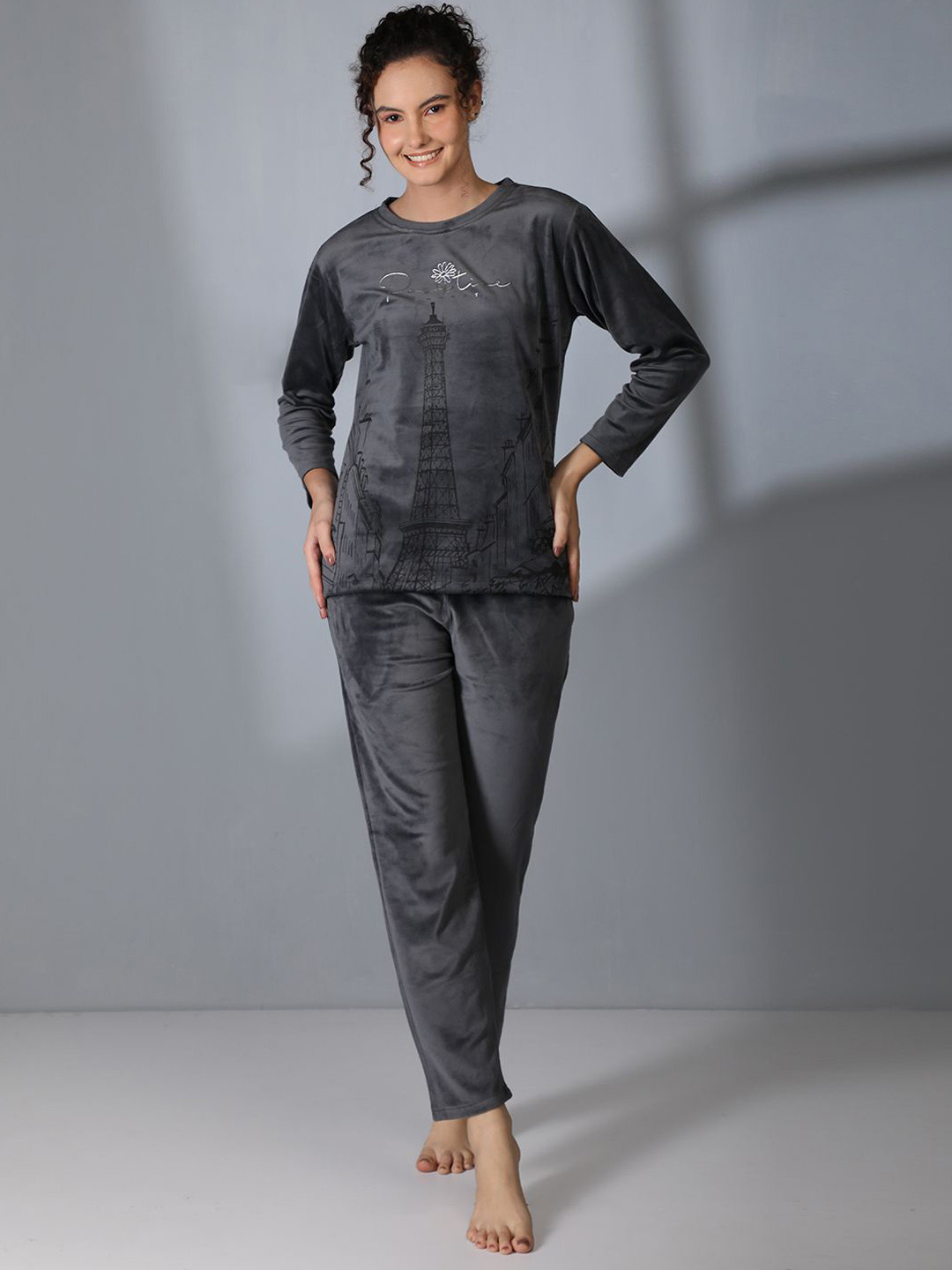 Duchess Graphic Printed Round Neck Velvet T-shirt With Pyjama