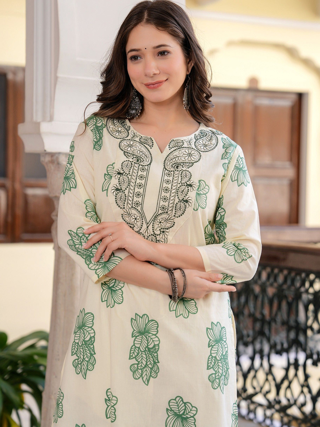 Koito Women Paisley Embroidered Round Neck Thread Work Straight Kurta