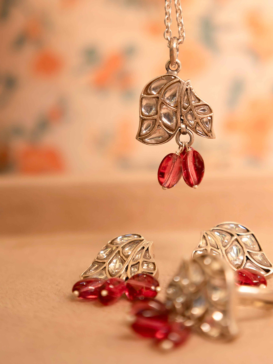 Shyle Dual Leaf Kundan Drop Circular Pendants