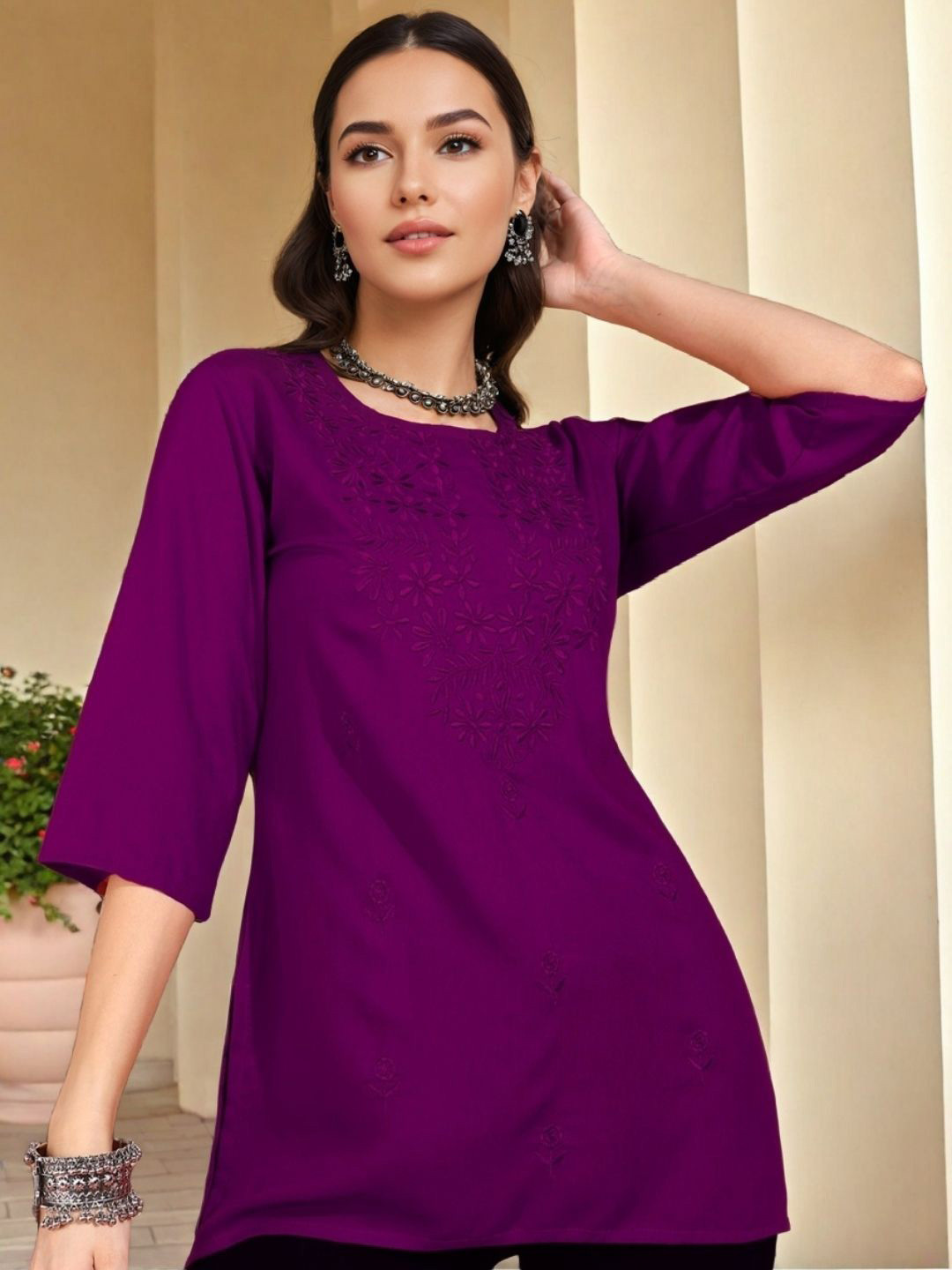OZIA Women Embroidered Thread Work Kurta