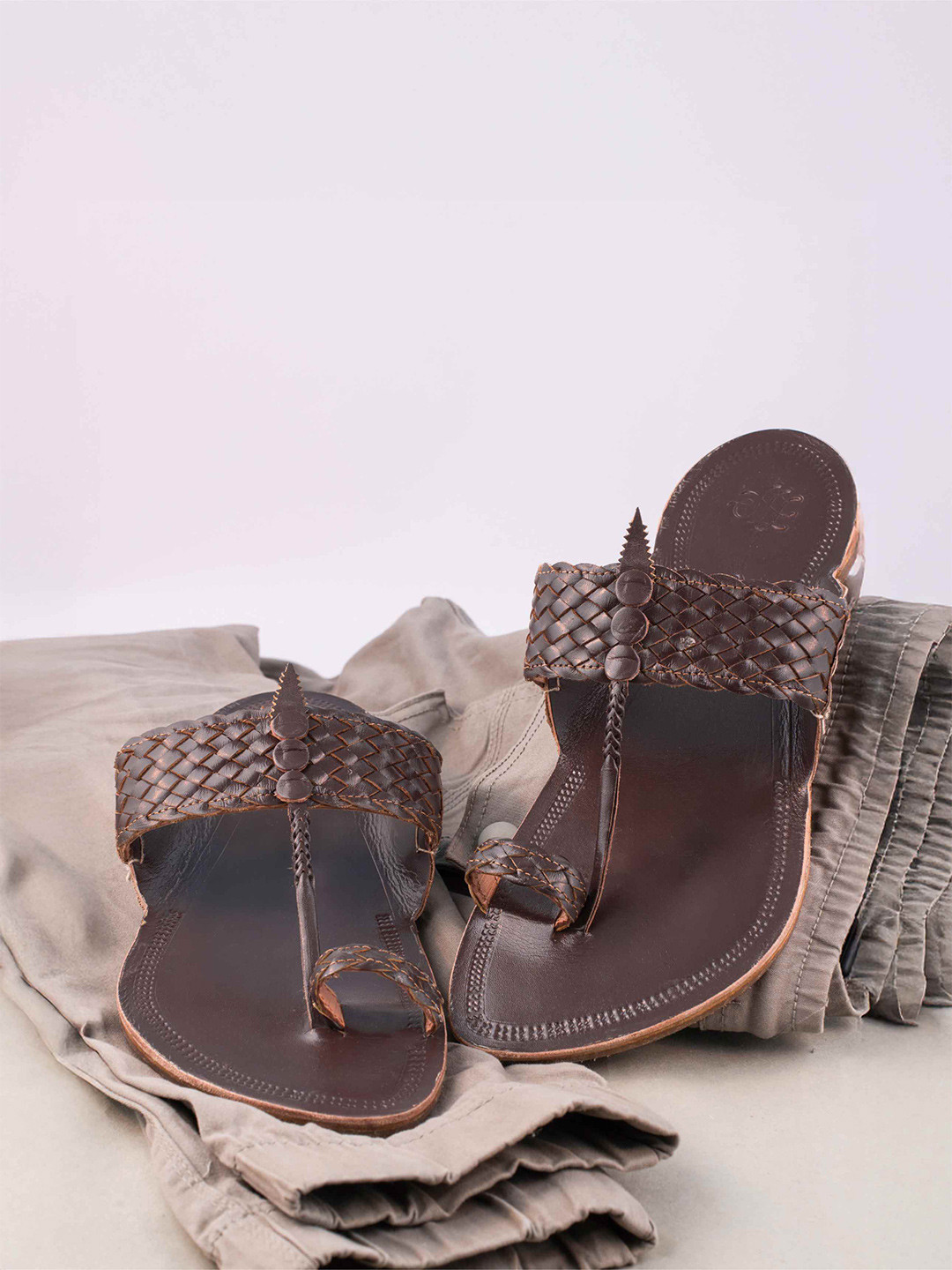 House of Pataudi Men Leather Kolhapuri Chappal