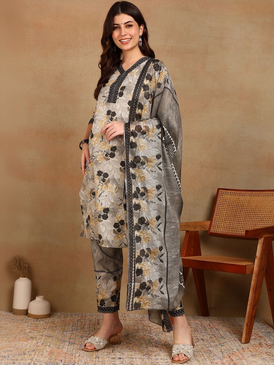 Moda Rapido Women Floral Printed Regular Kurta with Trousers & With Dupatta
