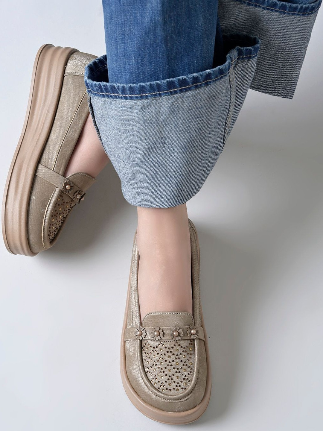 HVNLY BY SHOETOPIA Women Perforations Loafers
