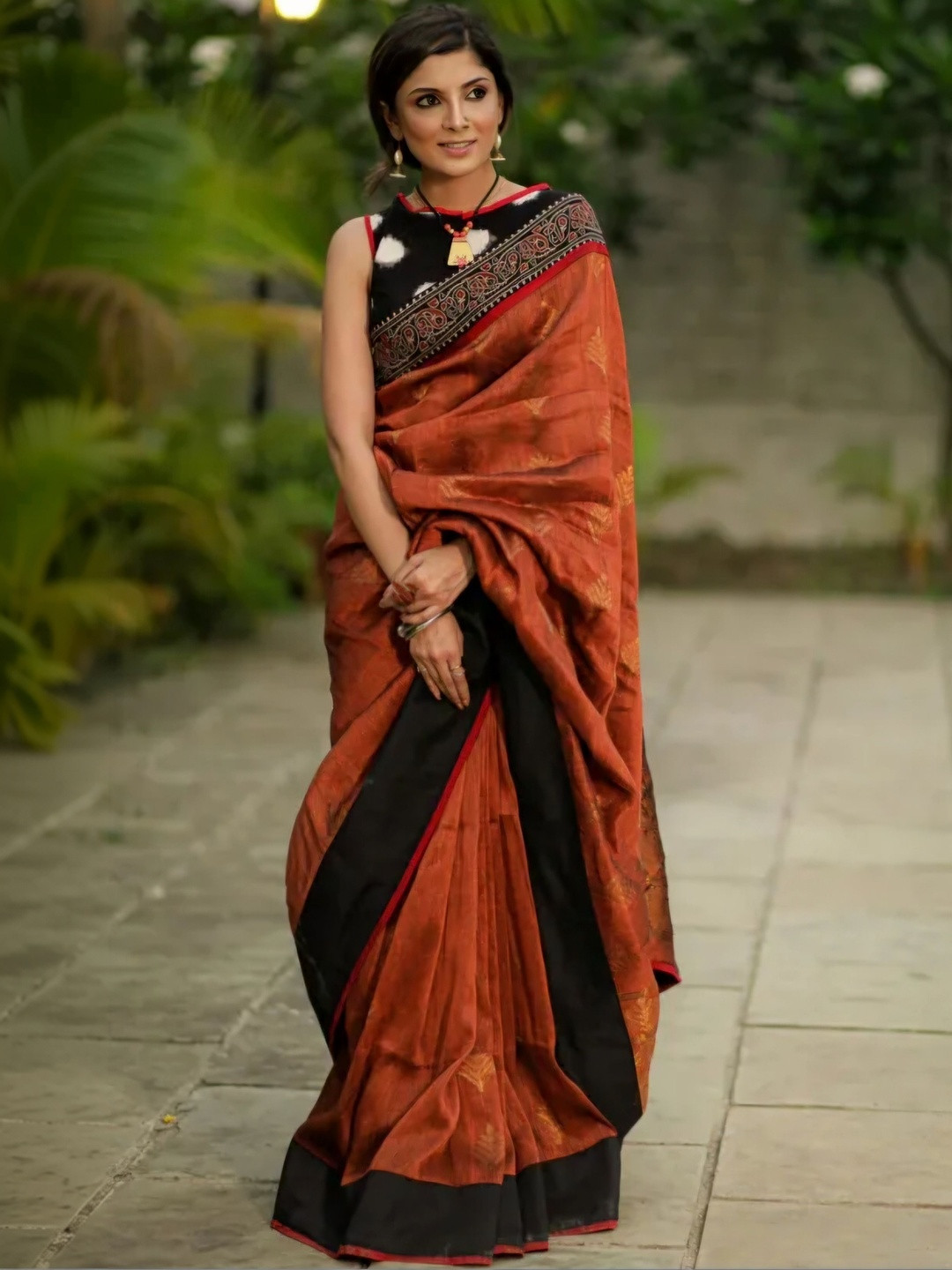 ARPITA FASHION Woven Design Zari Handloom Saree