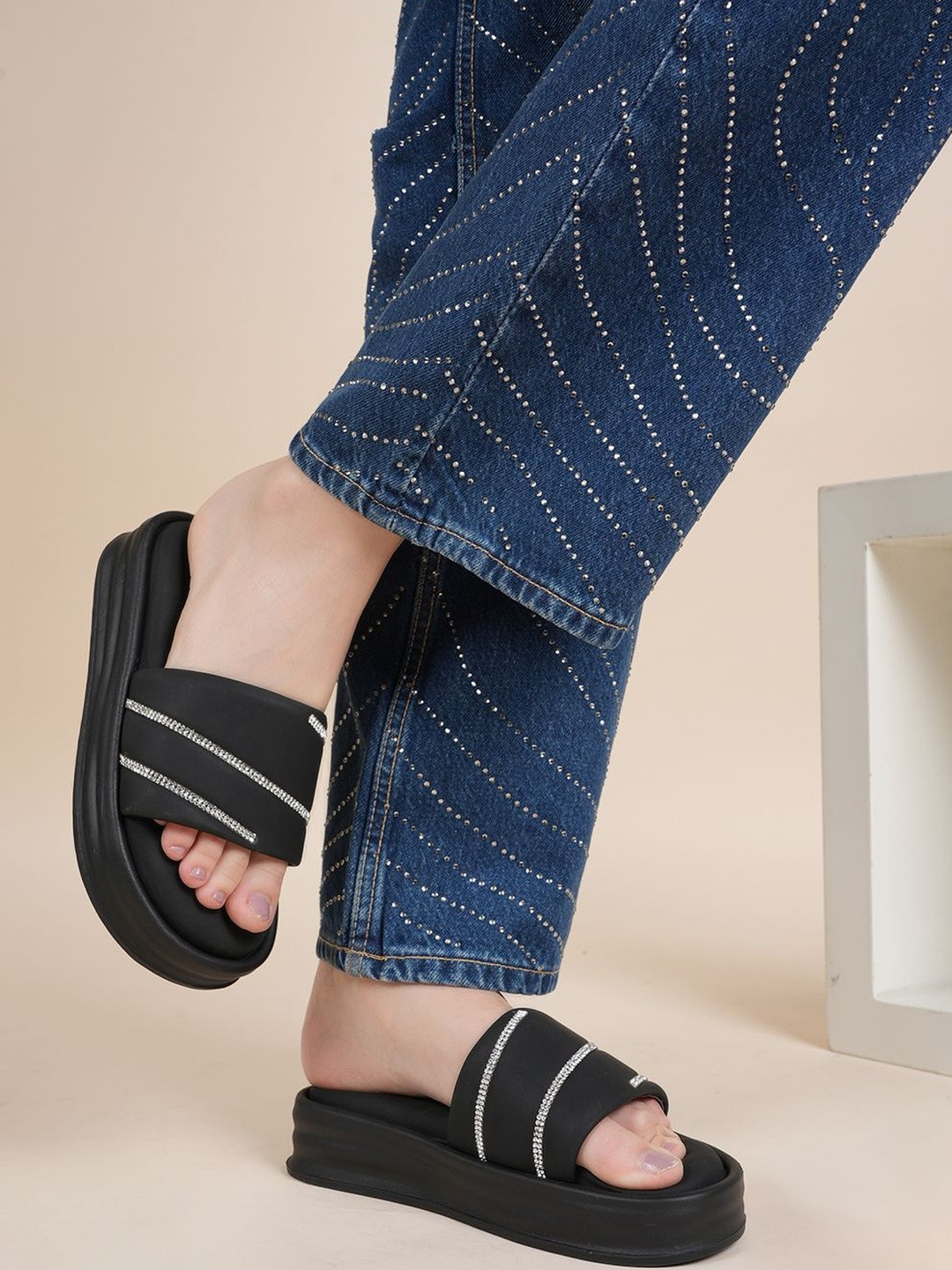 Mast & Harbour Women Textured One Toe Flats with Buckles