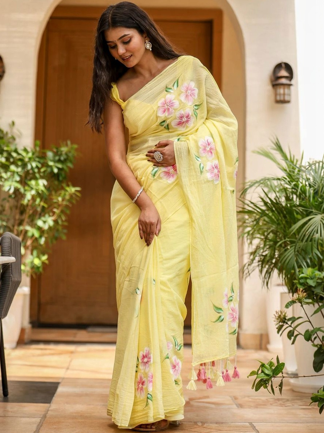 yourwish Floral Linen Blend Saree