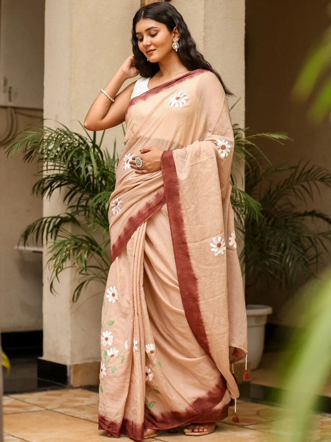 yourwish Floral Embroidered Linen Blend Saree
