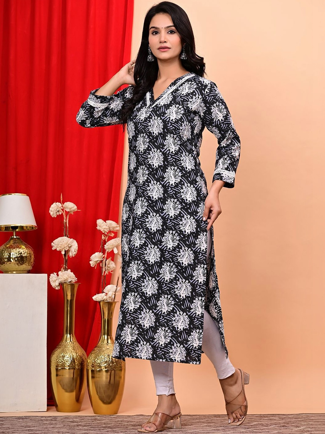 GUDWEARS Women Floral Printed Thread Work Kurta