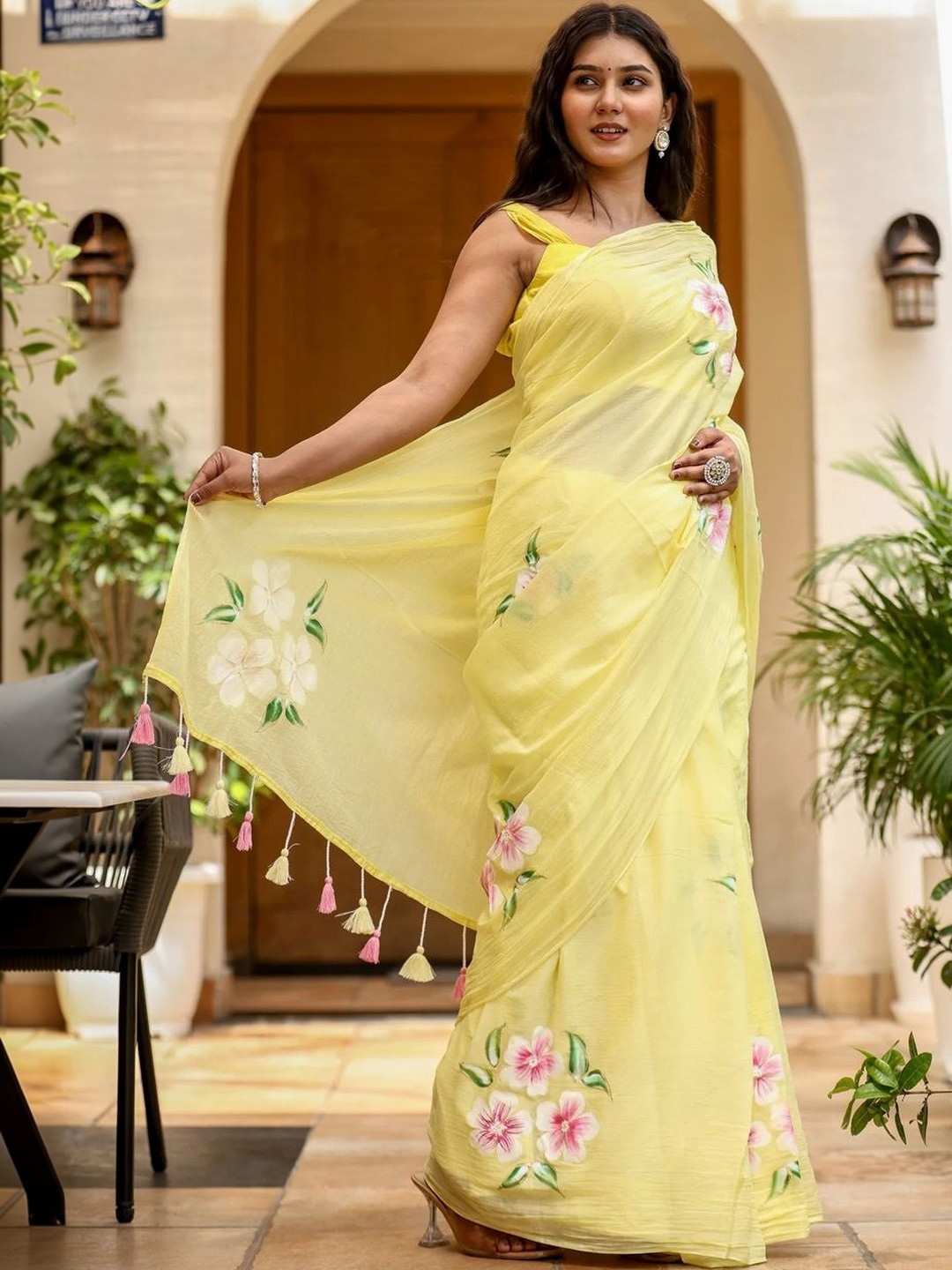 yourwish Floral Linen Blend Saree