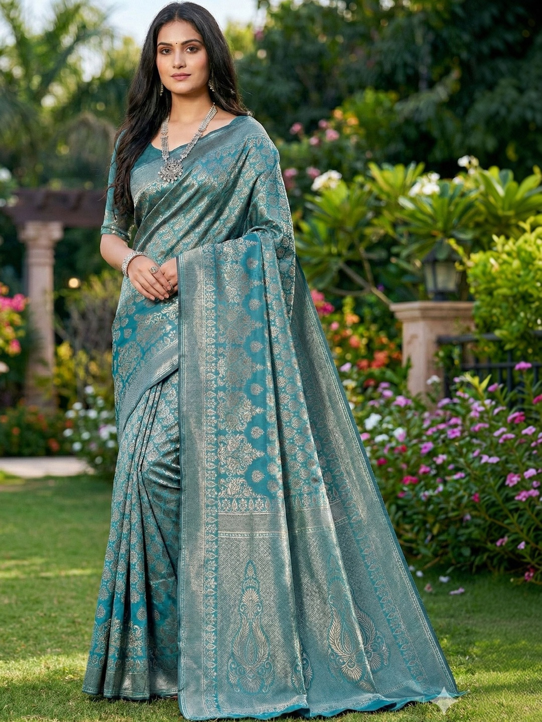 YUGAVEERAA Woven Design Silk Blend Heavy Work Banarasi Saree