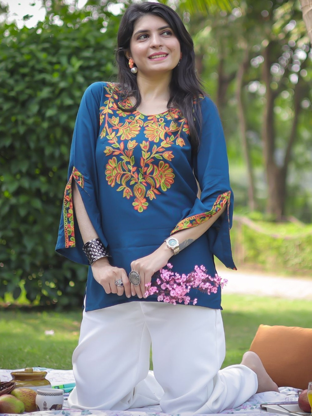 Youthnic Ethnic Motifs Embroidered V-Neck Flared Sleeves Thread Work Thread Work Kurti