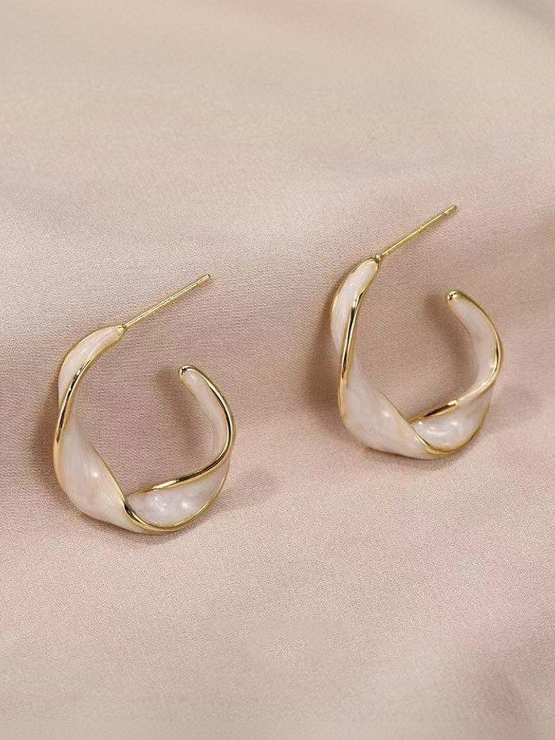 Samridhi DC Oval Hoop Earrings