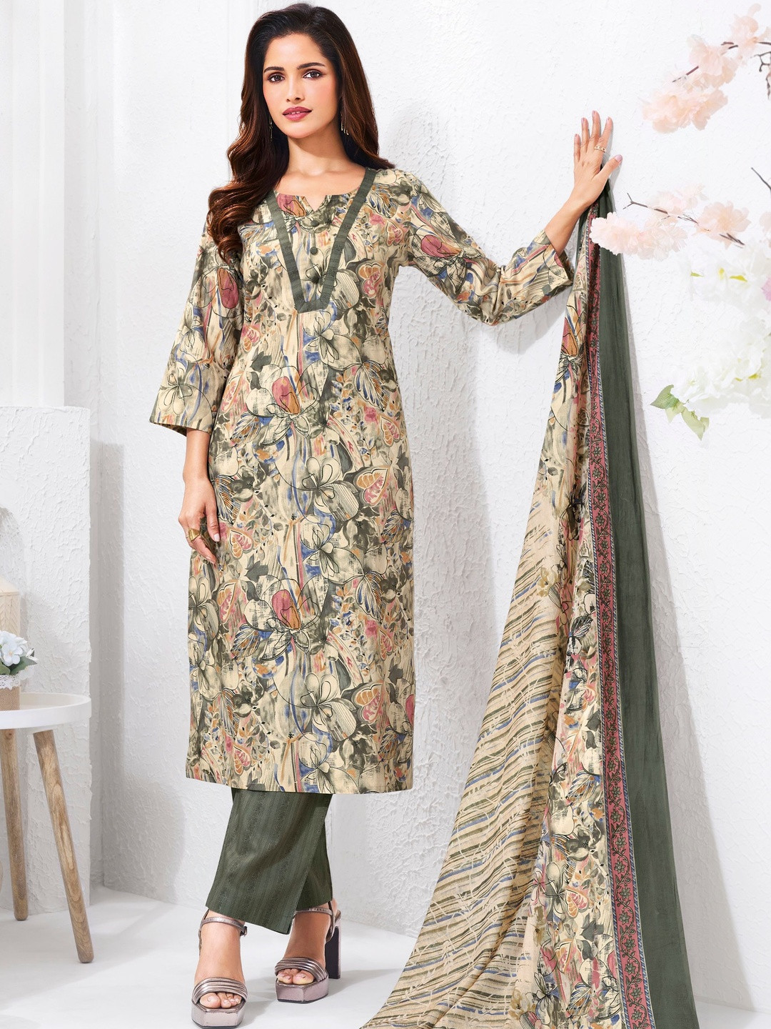 Larqi Women Floral Printed Regular Pure Cotton Kurta with Trousers & With Dupatta