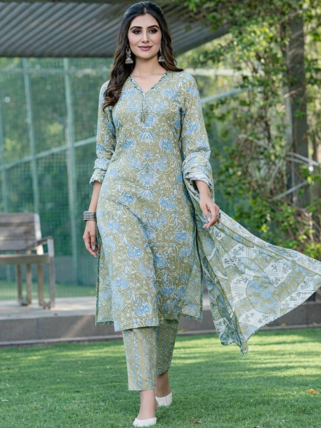 BulBul Women Floral Printed Regular Pure Cotton Kurta with Trousers & With Dupatta