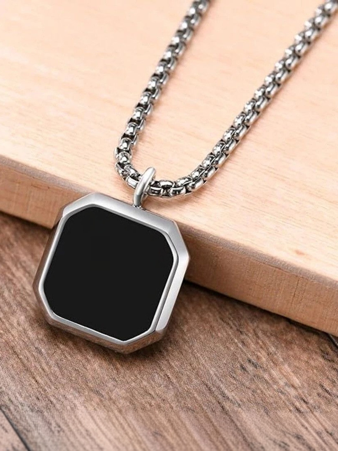 RV Jewels Square Pendant With Chain