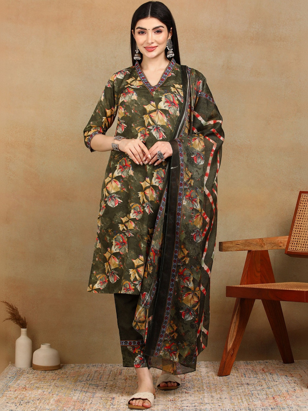 JANKHANA Women Floral Printed Regular Kurta with Trousers & With Dupatta