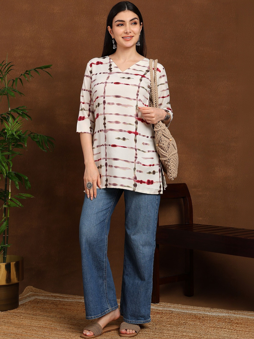 EVANORA Geometric Printed V-Neck Kurti