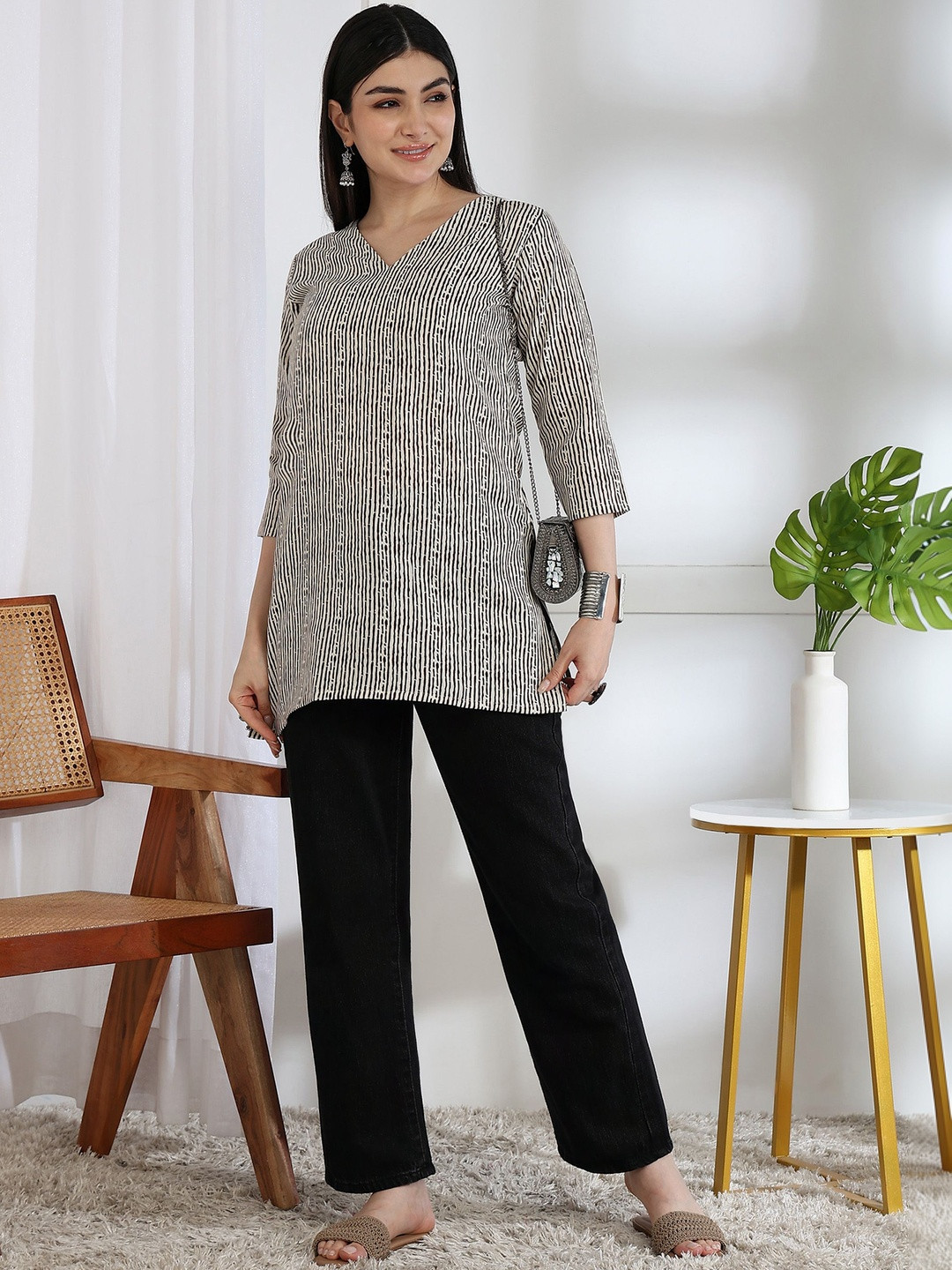 EVANORA Printed V-Neck Pure Cotton Kurti
