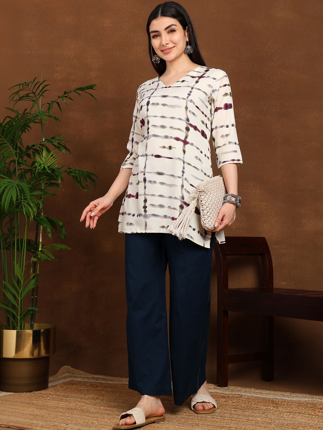 EVANORA Geometric Printed V-Neck Kurti
