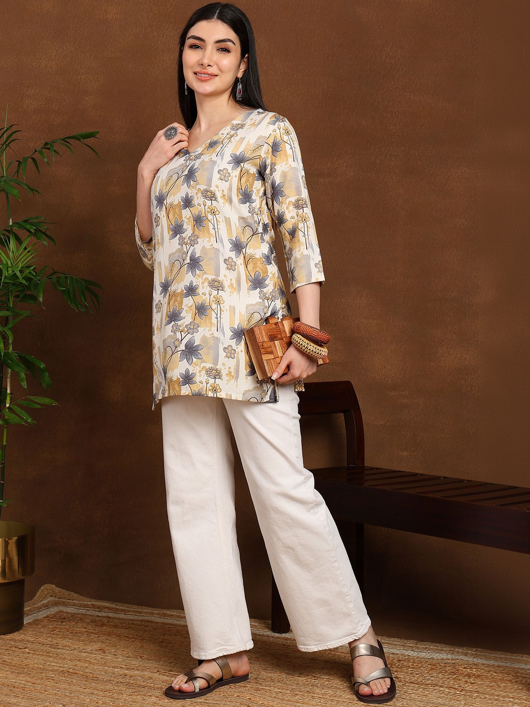 EVANORA Floral Printed V-Neck Kurti
