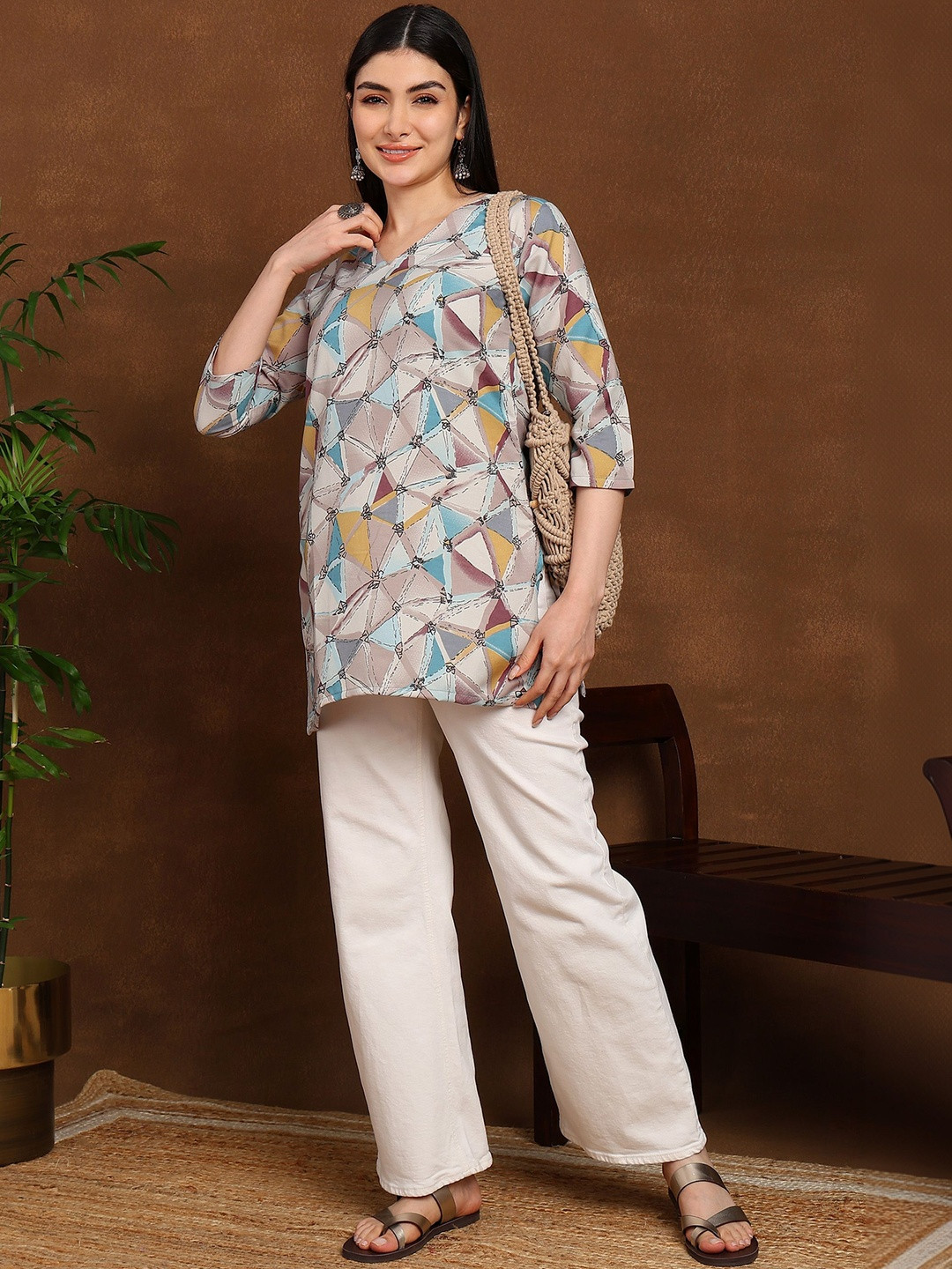 EVANORA Geometric Printed V-Neck Kurti