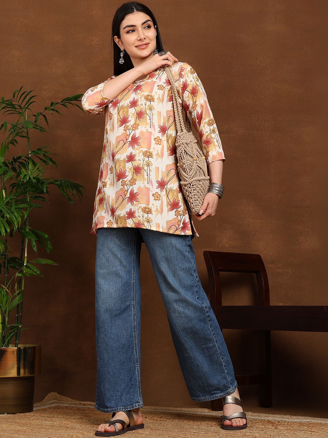EVANORA Floral Printed V-Neck Kurti