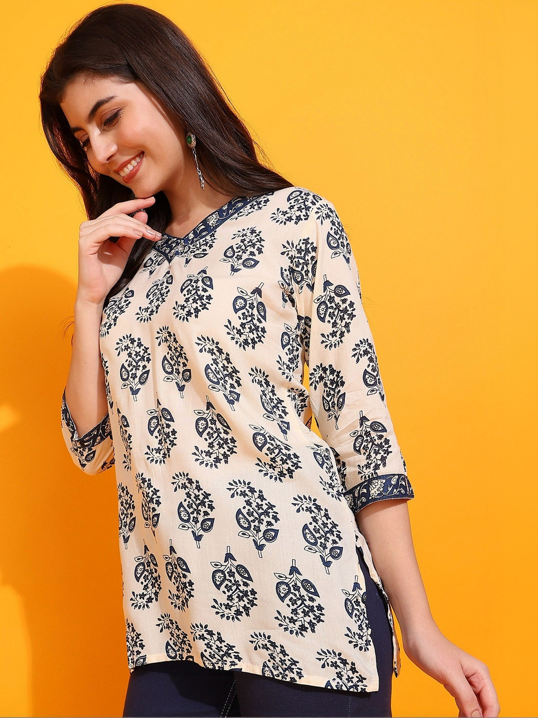 Zyla Women Floral Printed Keyhole Neck Kurta
