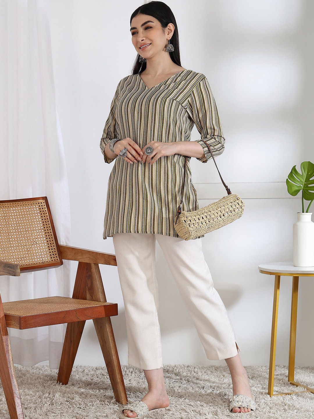 EVANORA Printed V-Neck Kurti