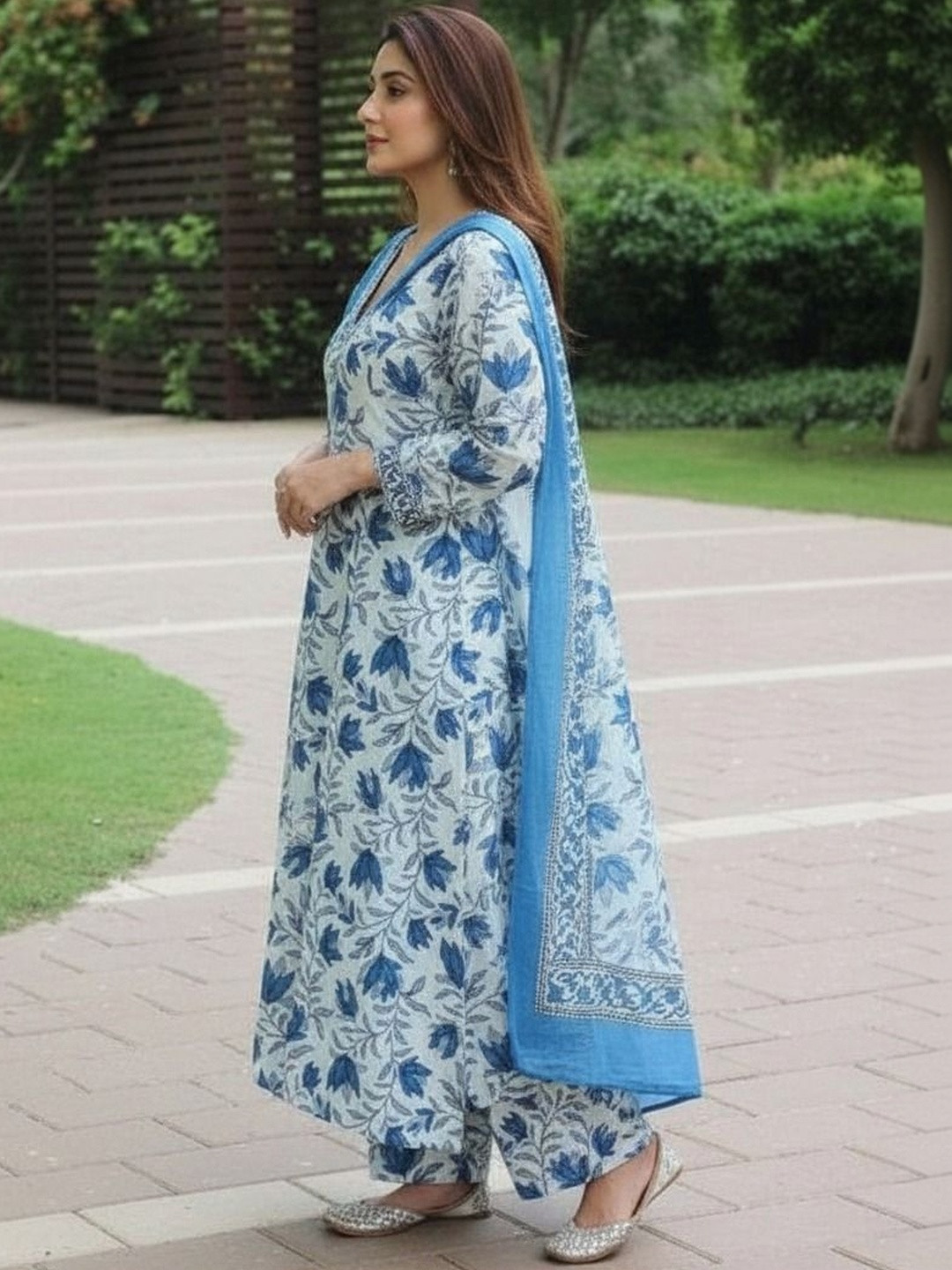 GORGONE Women Floral Printed Regular Kurta with Trousers & With Dupatta
