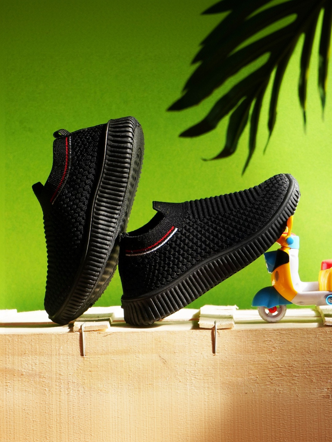 KINGS&QUEENS Unisex Kids Textured Slip-On Sneakers