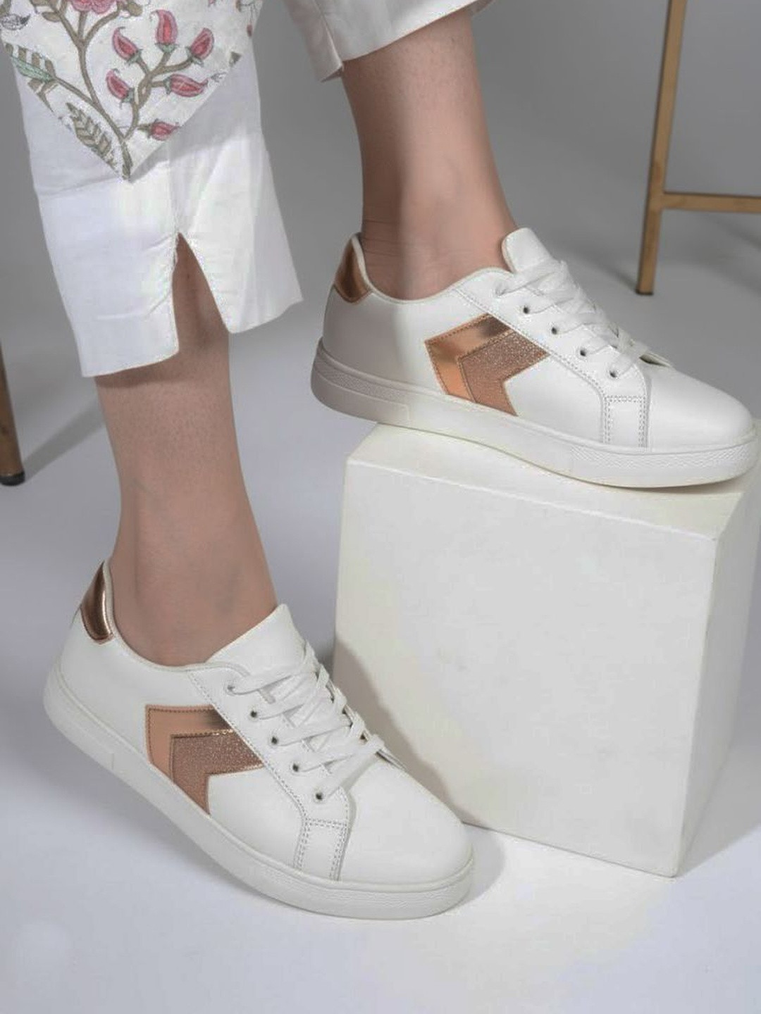 The Roadster Lifestyle Co Women Round Toe Lightweight Lace-Ups Sneakers