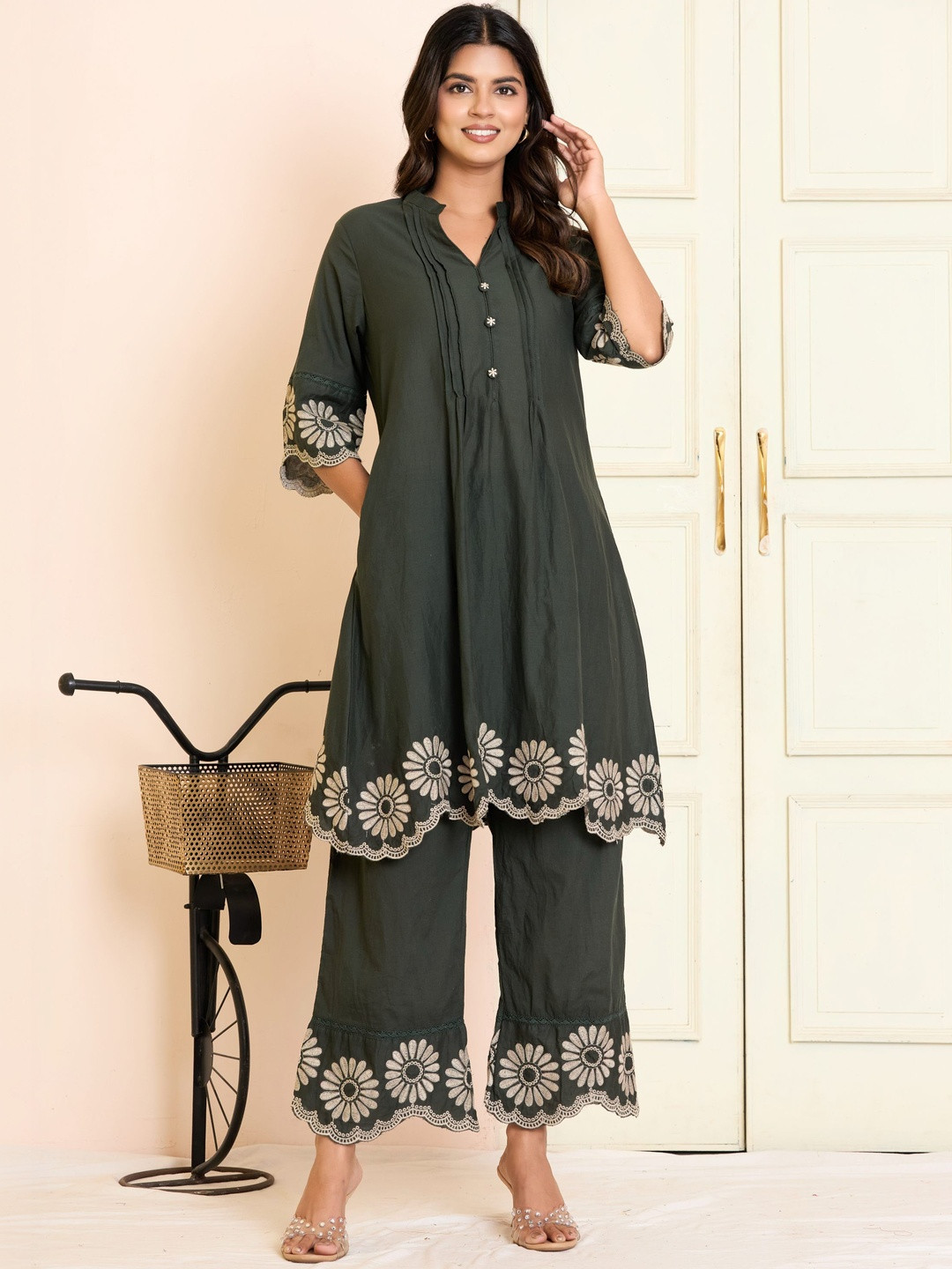 GHUMMAN SONAKSHI Women Floral Embroidered Pleated Thread Work Pure Cotton Kurta with Palazzos