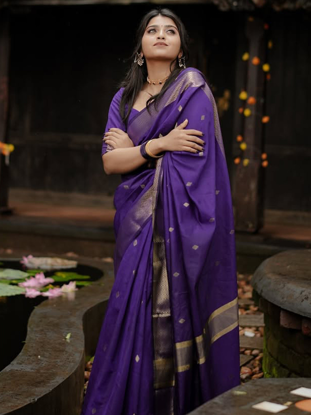Siya Fashion Woven Design Zari Handloom Saree