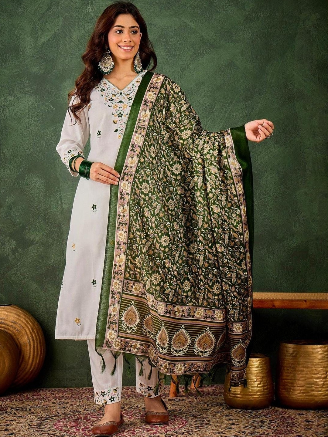 QUNEY Women Floral Embroidered Regular Thread Work Pure Cotton Kurta with Trousers & With Dupatta