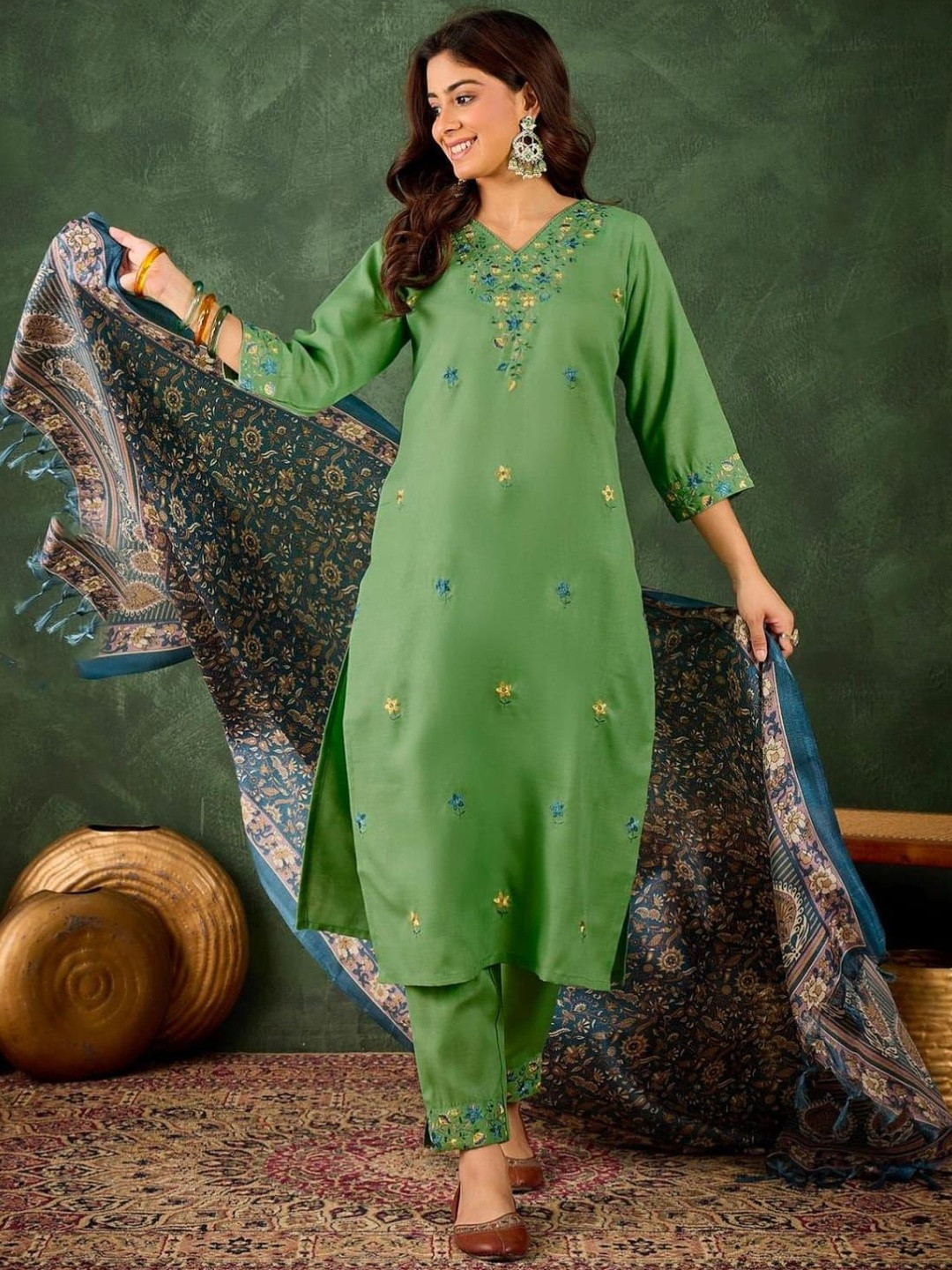 QUNEY Women Floral Embroidered Regular Thread Work Pure Cotton Kurta with Trousers & With Dupatta